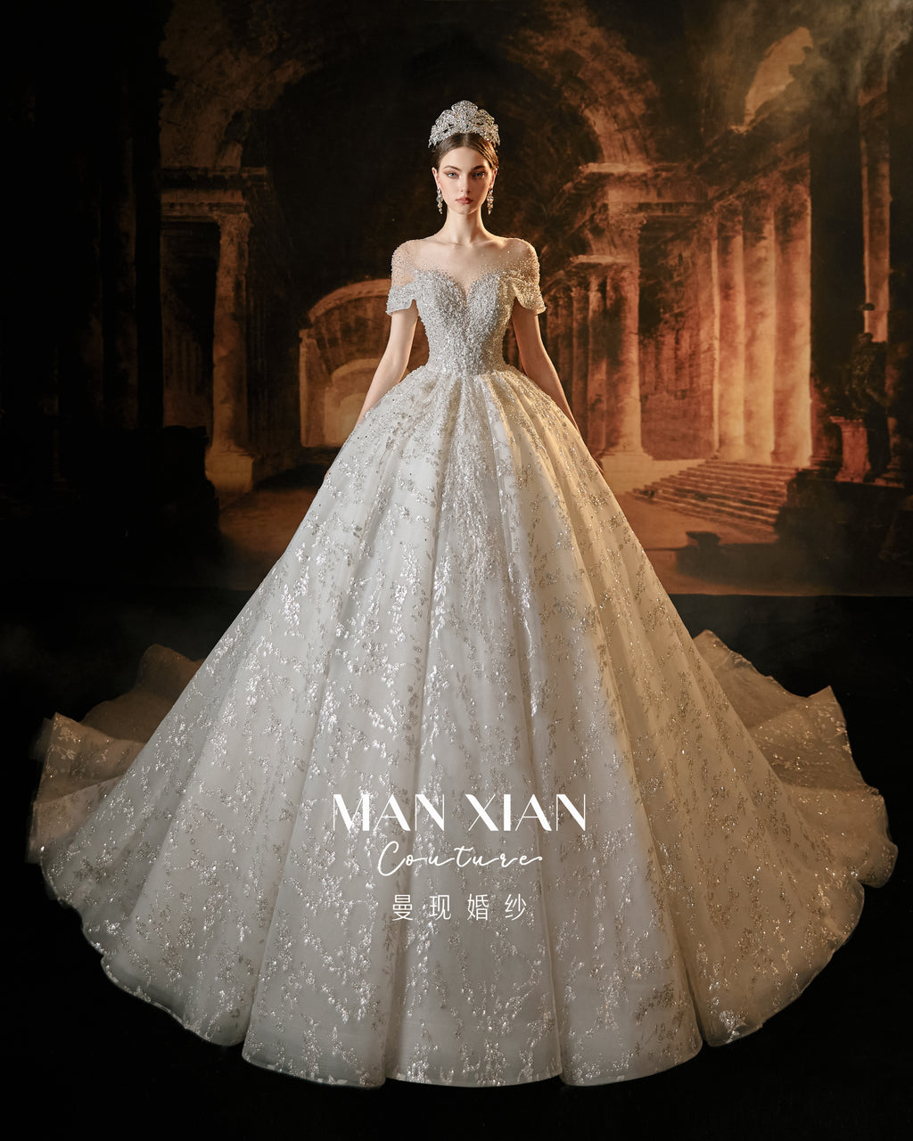 Vestido de Noiva Luxuoso com Contas de Cristal, Saia Rodada, Decote Ilusão e Cauda Catedral