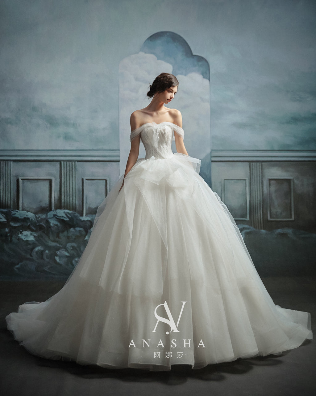 Abito da sposa etereo in tulle con scollo a spalle scoperte, gonna ampia, strascico a cattedrale e corpetto in pizzo