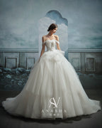 Abito da sposa etereo in tulle con scollo a spalle scoperte, gonna ampia, strascico a cattedrale e corpetto in pizzo