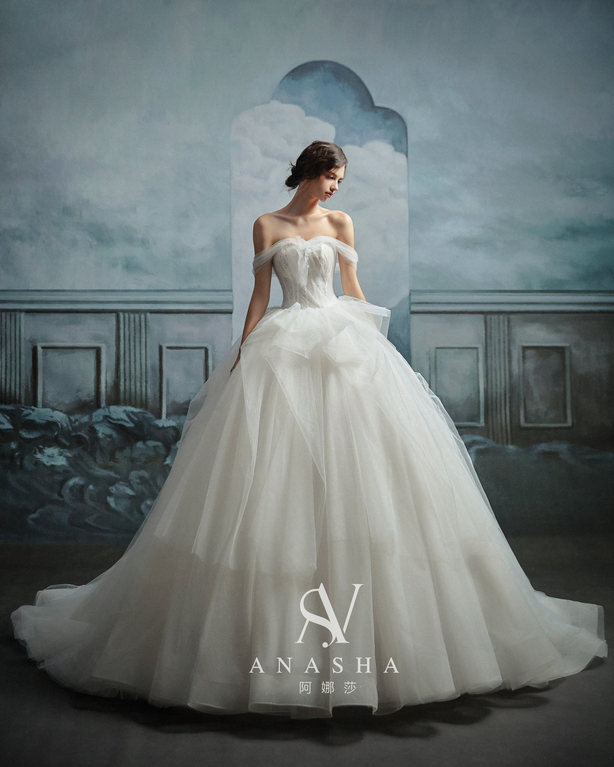 Abito da sposa etereo in tulle con scollo a spalle scoperte, gonna ampia, strascico a cattedrale e corpetto in pizzo