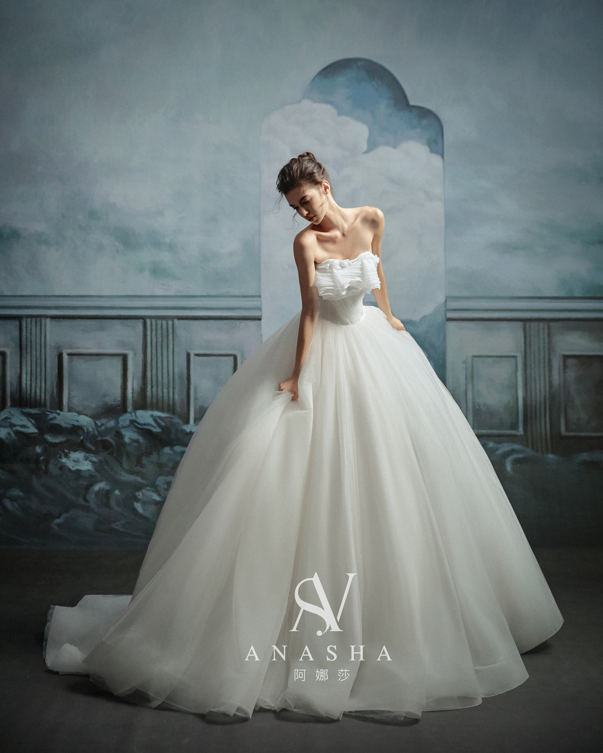 Vestido de Noiva Etereo de Baínha com Folhos e Cauda de Capela