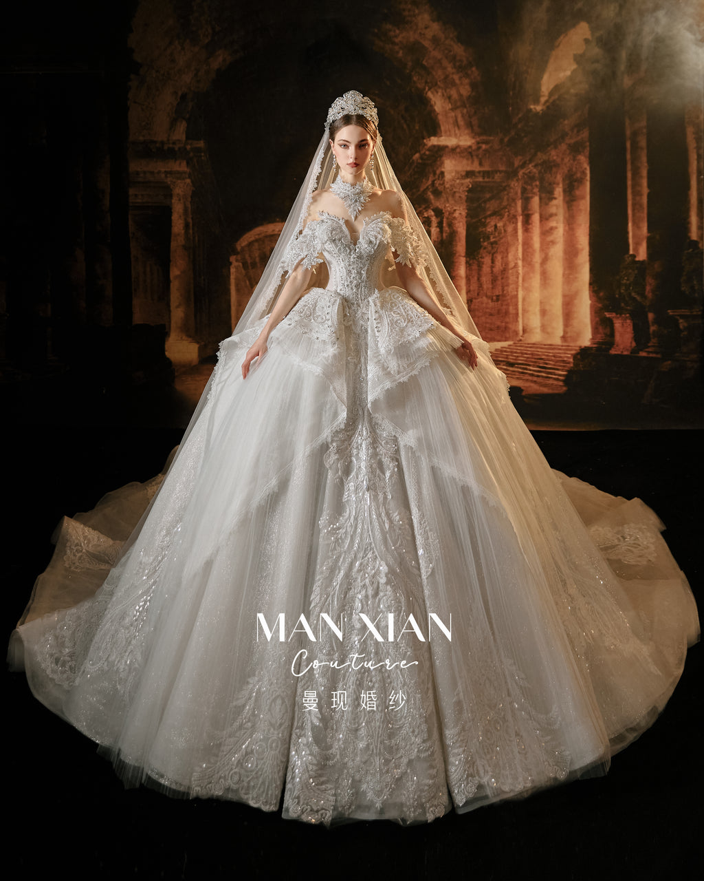 Abito da sposa principesco con scollo a spalle scoperte, balze, strascico a cattedrale e colletto vistoso
