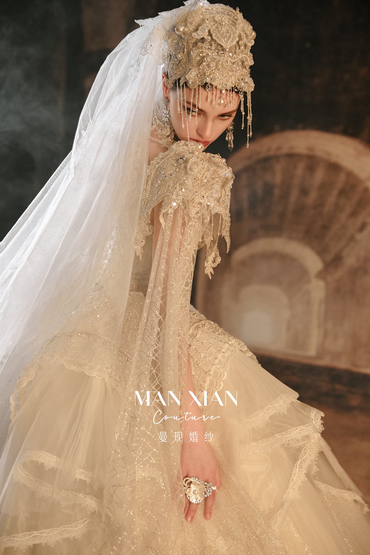 Abito da sposa principesco di lusso con pizzo perline, strascico a cattedrale e scollo a illusione