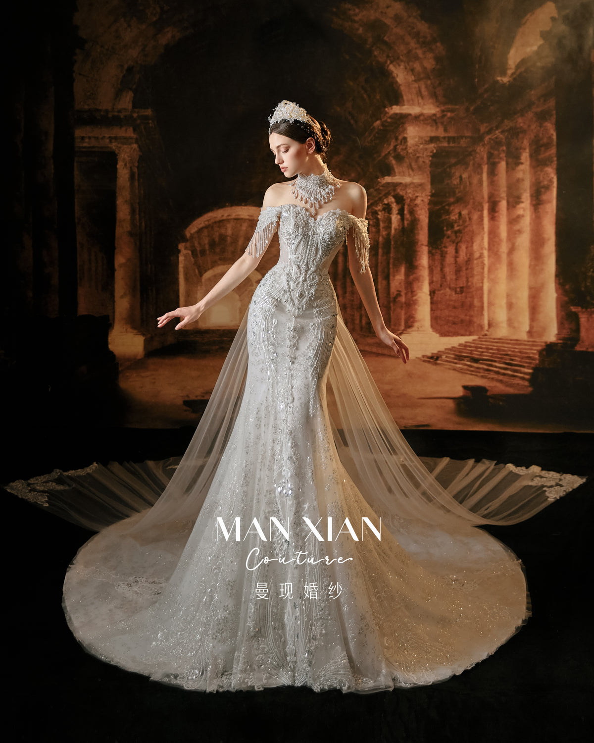 Abito da sposa sirena di lusso con perline, mantella staccabile e scollo a spalle scoperte con frange