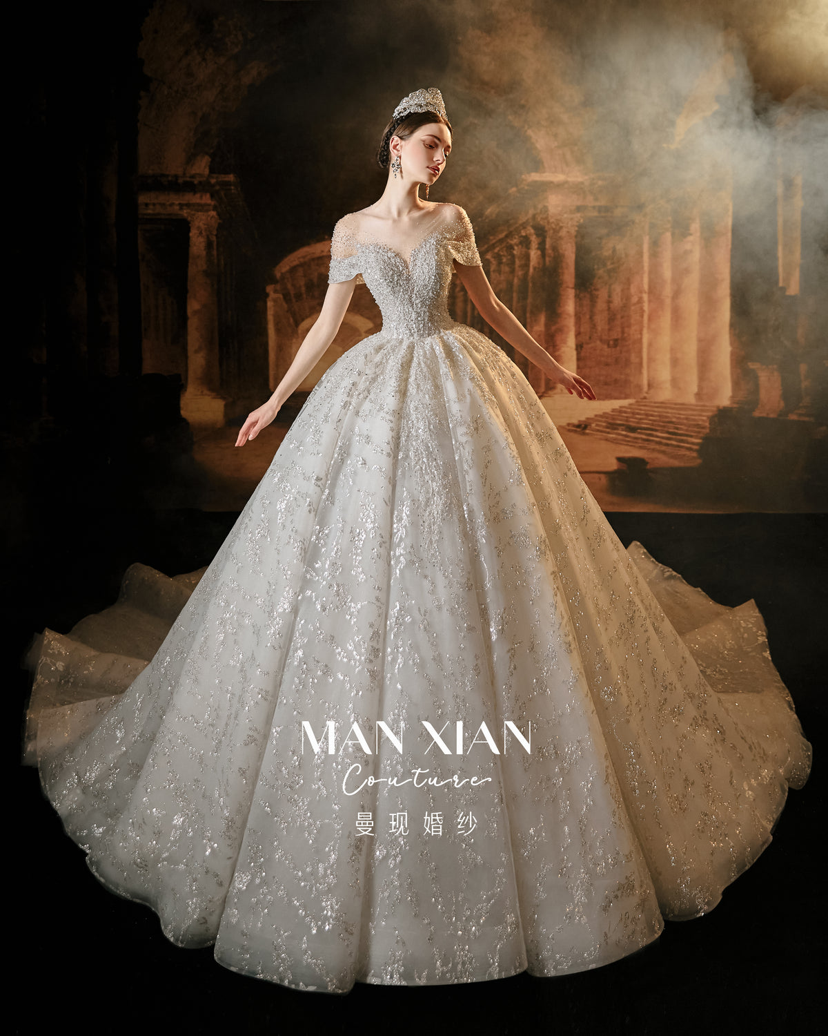 Vestido de Noiva Luxuoso com Contas de Cristal, Saia Rodada, Decote Ilusão e Cauda Catedral