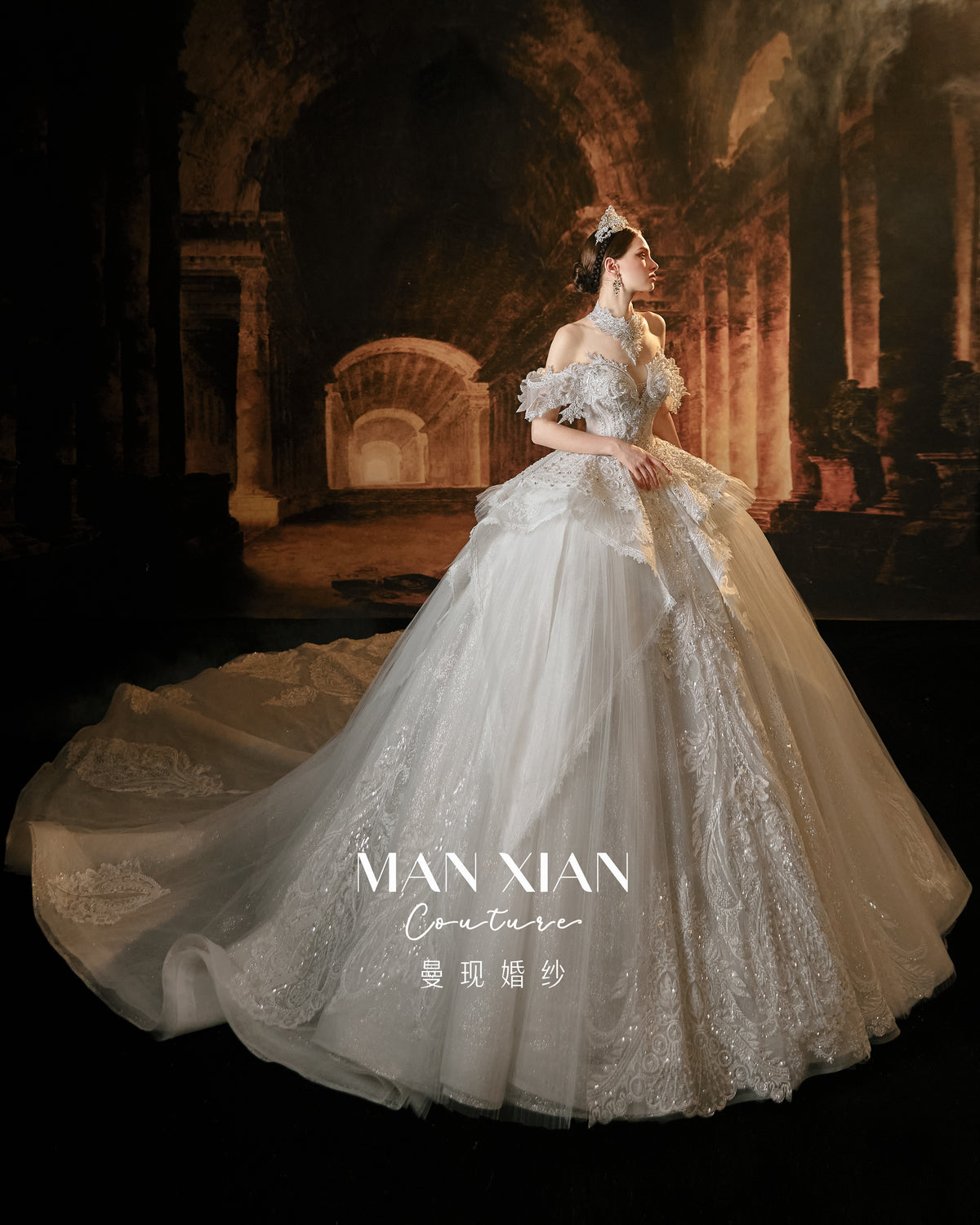 Abito da sposa principesco con scollo a spalle scoperte, balze, strascico a cattedrale e colletto vistoso