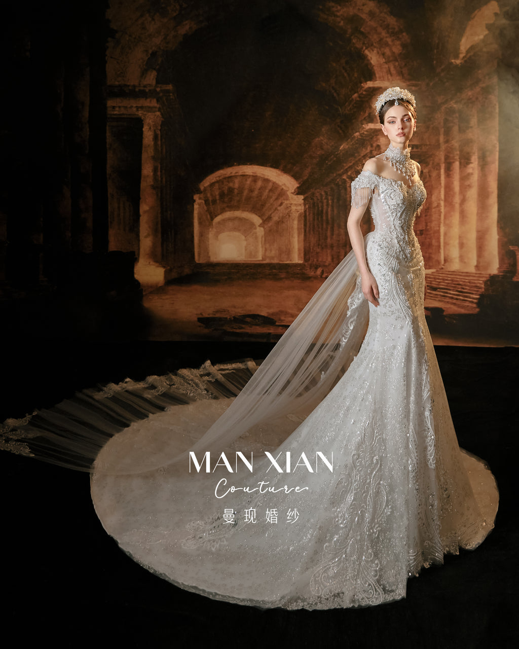 Abito da sposa sirena di lusso con perline, mantella staccabile e scollo a spalle scoperte con frange