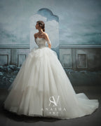 Abito da sposa etereo in tulle con scollo a spalle scoperte, gonna ampia, strascico a cattedrale e corpetto in pizzo