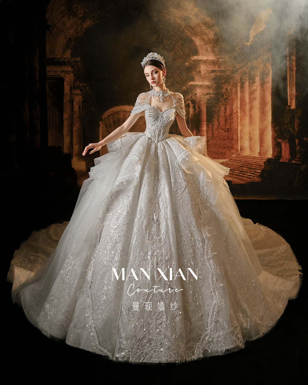 Abito da sposa Regale con scollo a barca, perline, gonna a palloncino, strascico a cattedrale e colletto vistoso