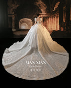 Abito da sposa reale con maniche a sbuffo, perline, gonna a palloncino, strascico a cattedrale e colletto vistoso