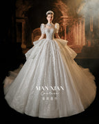 Robe de mariée à col montant scintillante avec traîne cathédrale
