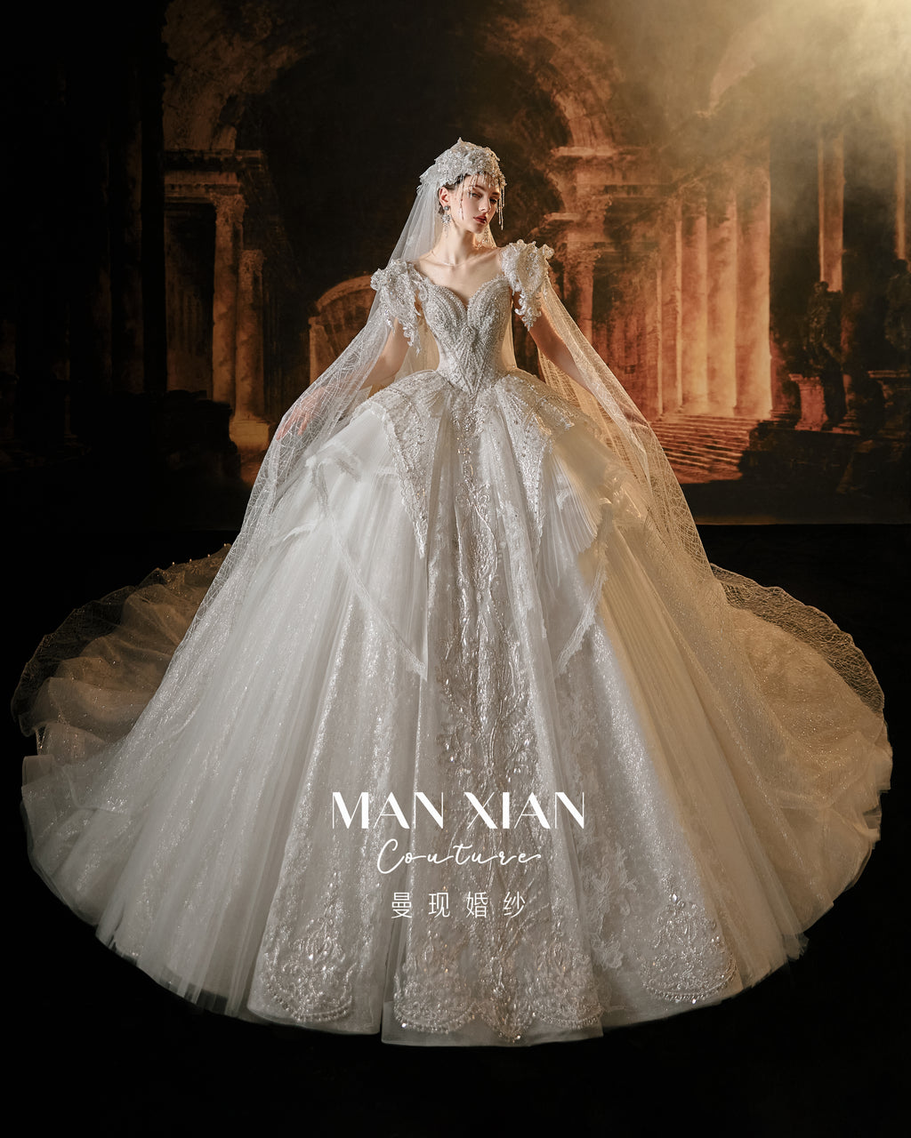 Abito da sposa principesco di lusso con pizzo perline, strascico a cattedrale e scollo a illusione