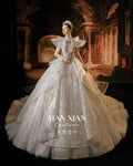 Vestido de Noiva Real Couture com Renda Bordada, Saia Rodada, Cauda de Catedral e Gola Marcante