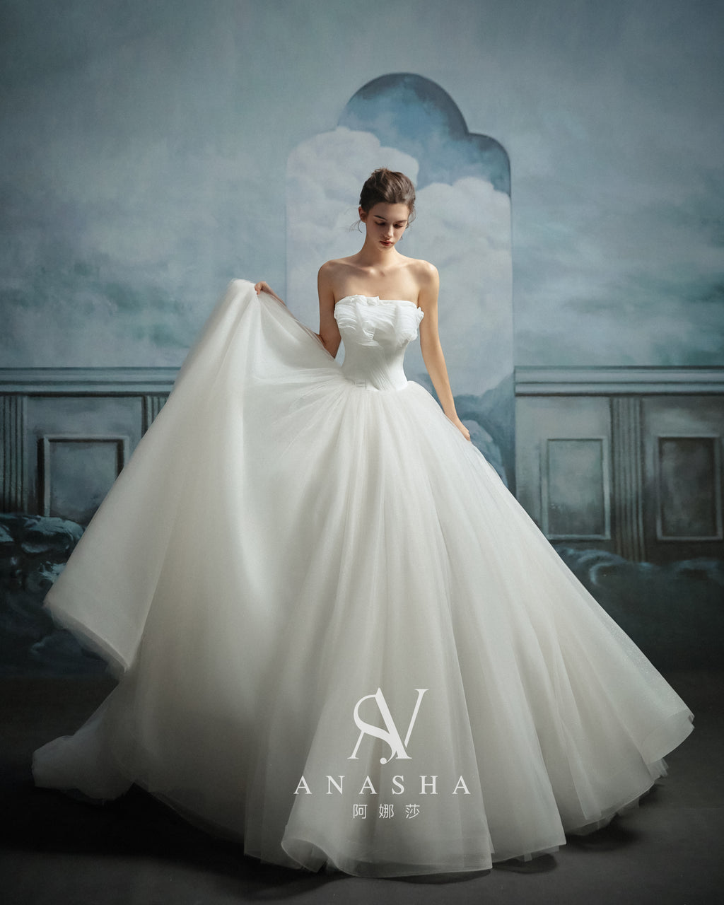 Vestido de Noiva Etereo de Baínha com Folhos e Cauda de Capela