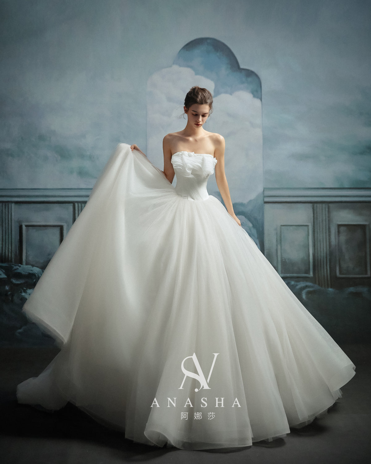 Vestido de Noiva Etereo de Baínha com Folhos e Cauda de Capela