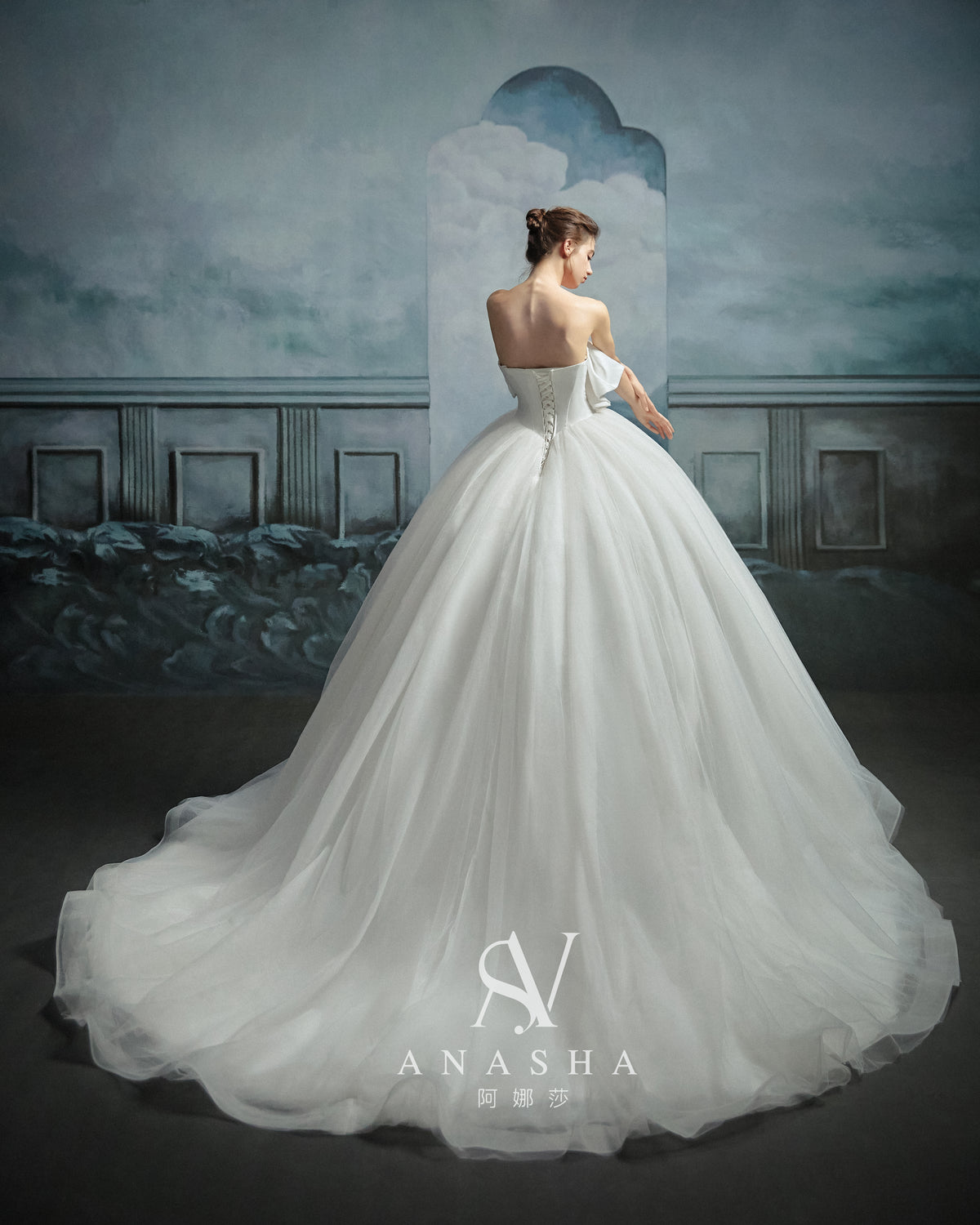 Abito da sposa moderno in raso senza spalline con drappeggio e strascico a cattedrale