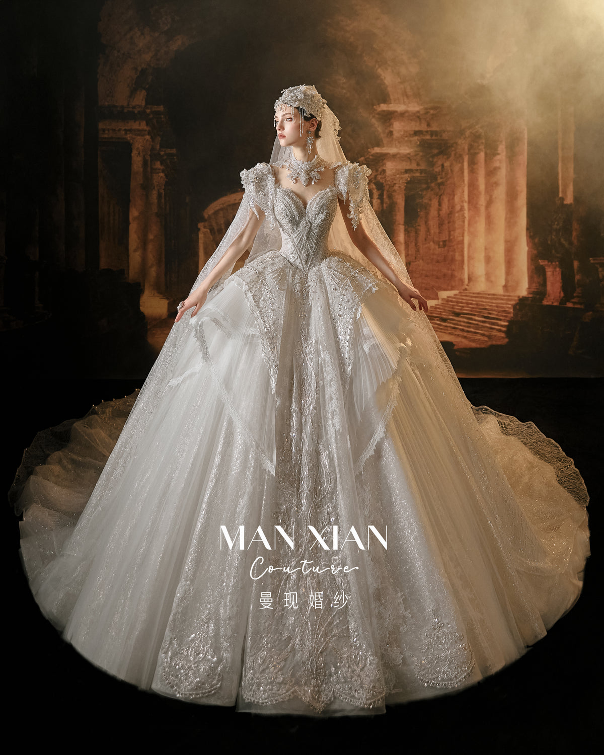 Abito da sposa principesco di lusso con pizzo perline, strascico a cattedrale e scollo a illusione