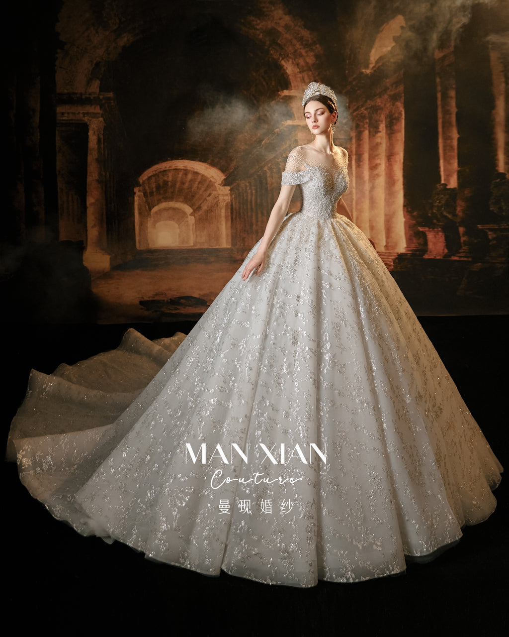 Vestido de Noiva Luxuoso com Contas de Cristal, Saia Rodada, Decote Ilusão e Cauda Catedral