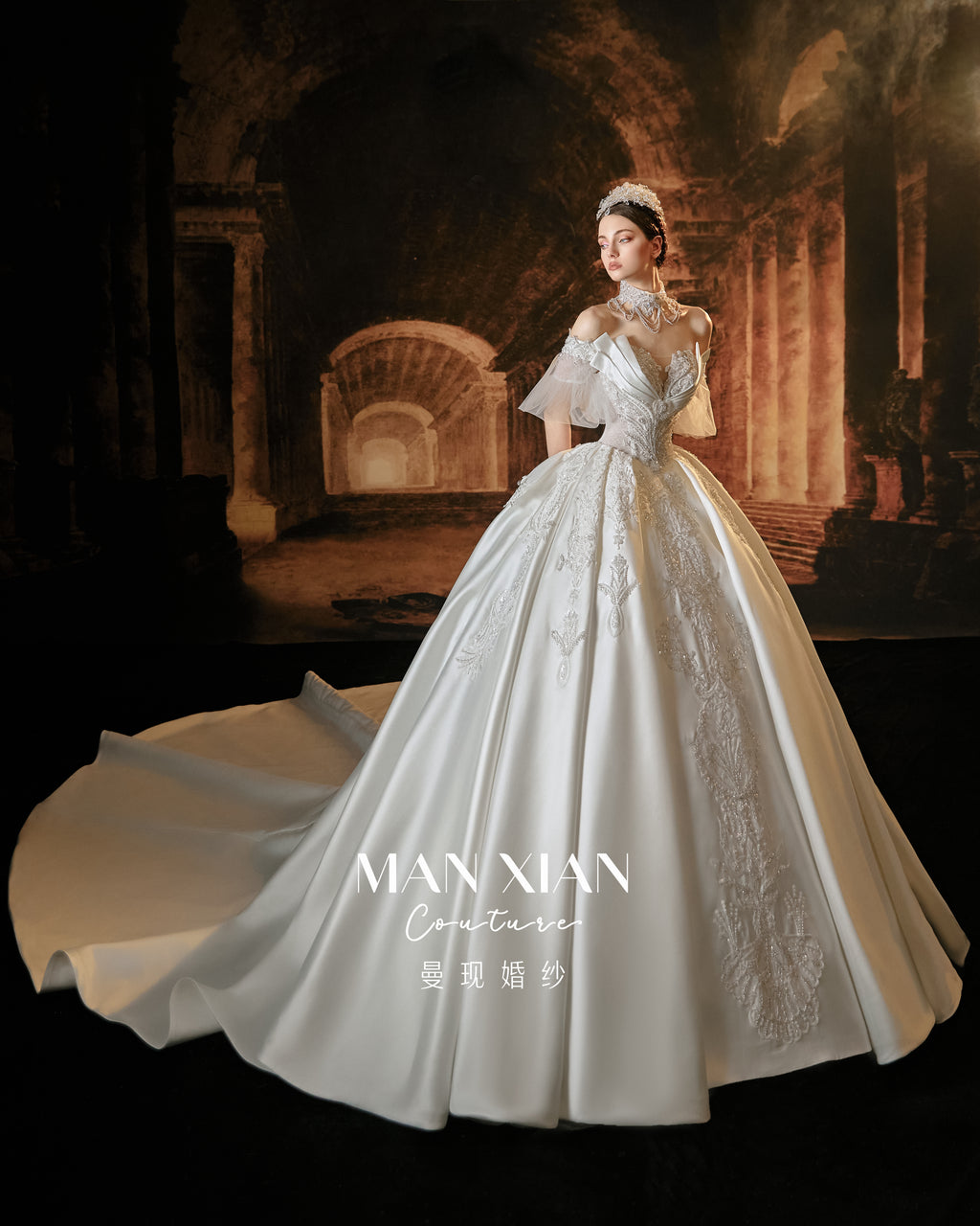 Abito da sposa principesco con scollo a barca, pizzo ricamato a mano e strascico a cattedrale