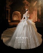 Abito da sposa Regale con scollo a barca, perline, gonna a palloncino, strascico a cattedrale e colletto vistoso