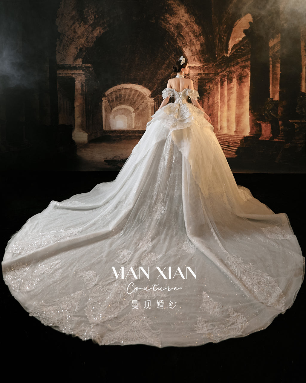 Abito da sposa principesco con scollo a spalle scoperte, balze, strascico a cattedrale e colletto vistoso