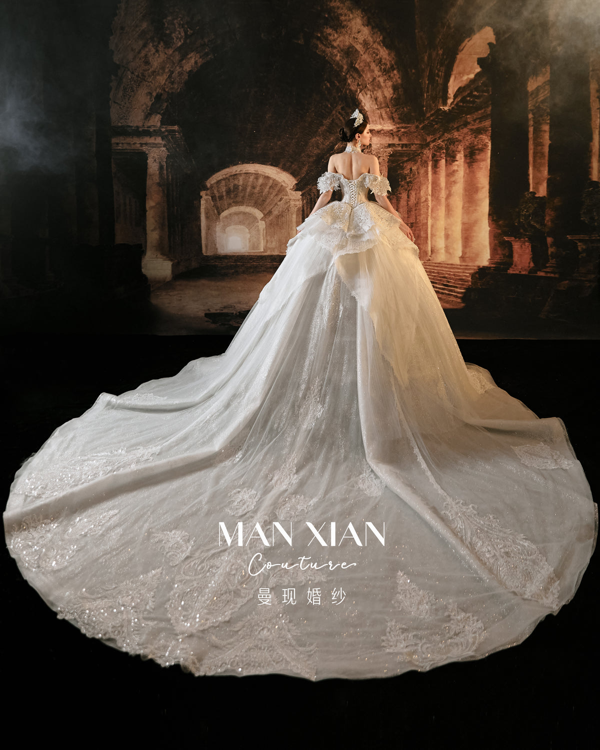 Abito da sposa principesco con scollo a spalle scoperte, balze, strascico a cattedrale e colletto vistoso