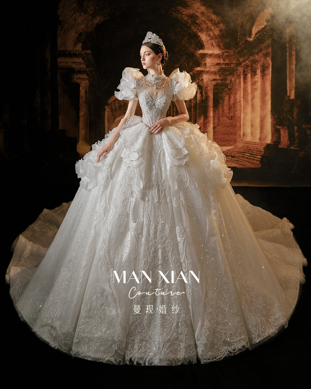 Abito da sposa a palloncino con maniche a sbuffo, perline, gonna ampia, strascico a cattedrale e scollo a illusione