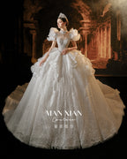 Abito da sposa a palloncino con maniche a sbuffo, perline, gonna ampia, strascico a cattedrale e scollo a illusione