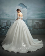 Abito da sposa etereo in tulle con scollo a spalle scoperte, gonna ampia, strascico a cattedrale e corpetto in pizzo