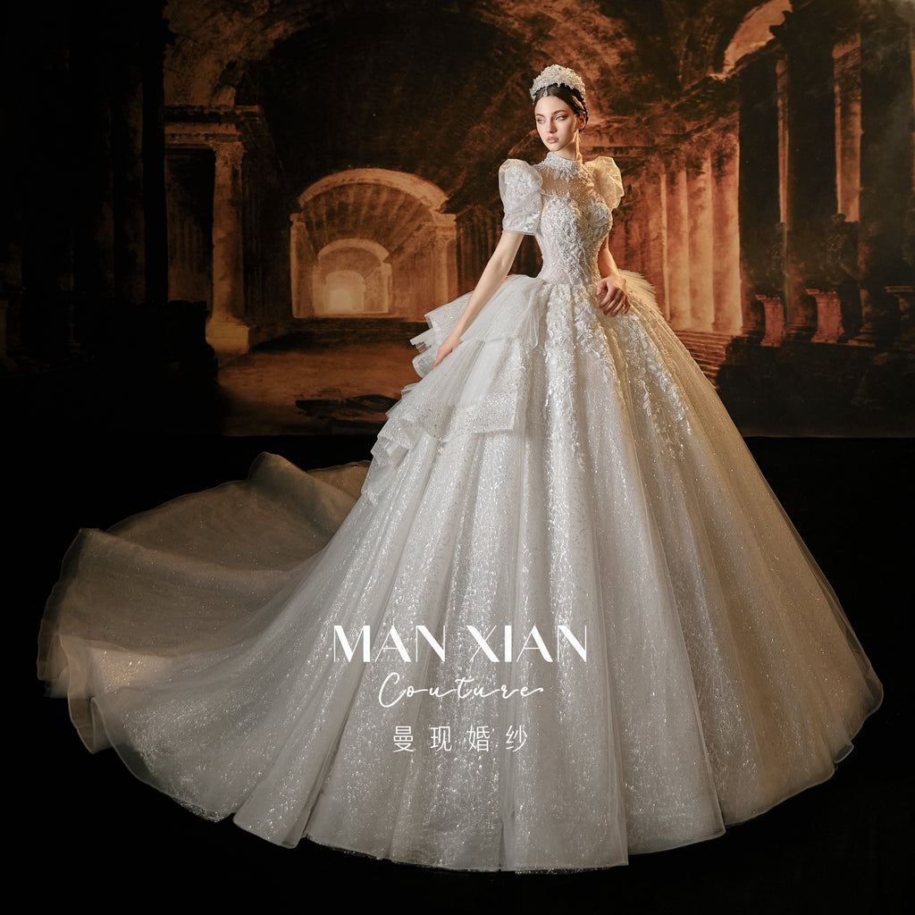Robe de mariée à col montant scintillante avec traîne cathédrale