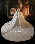 Abito da sposa Regale con scollo a barca, perline, gonna a palloncino, strascico a cattedrale e colletto vistoso