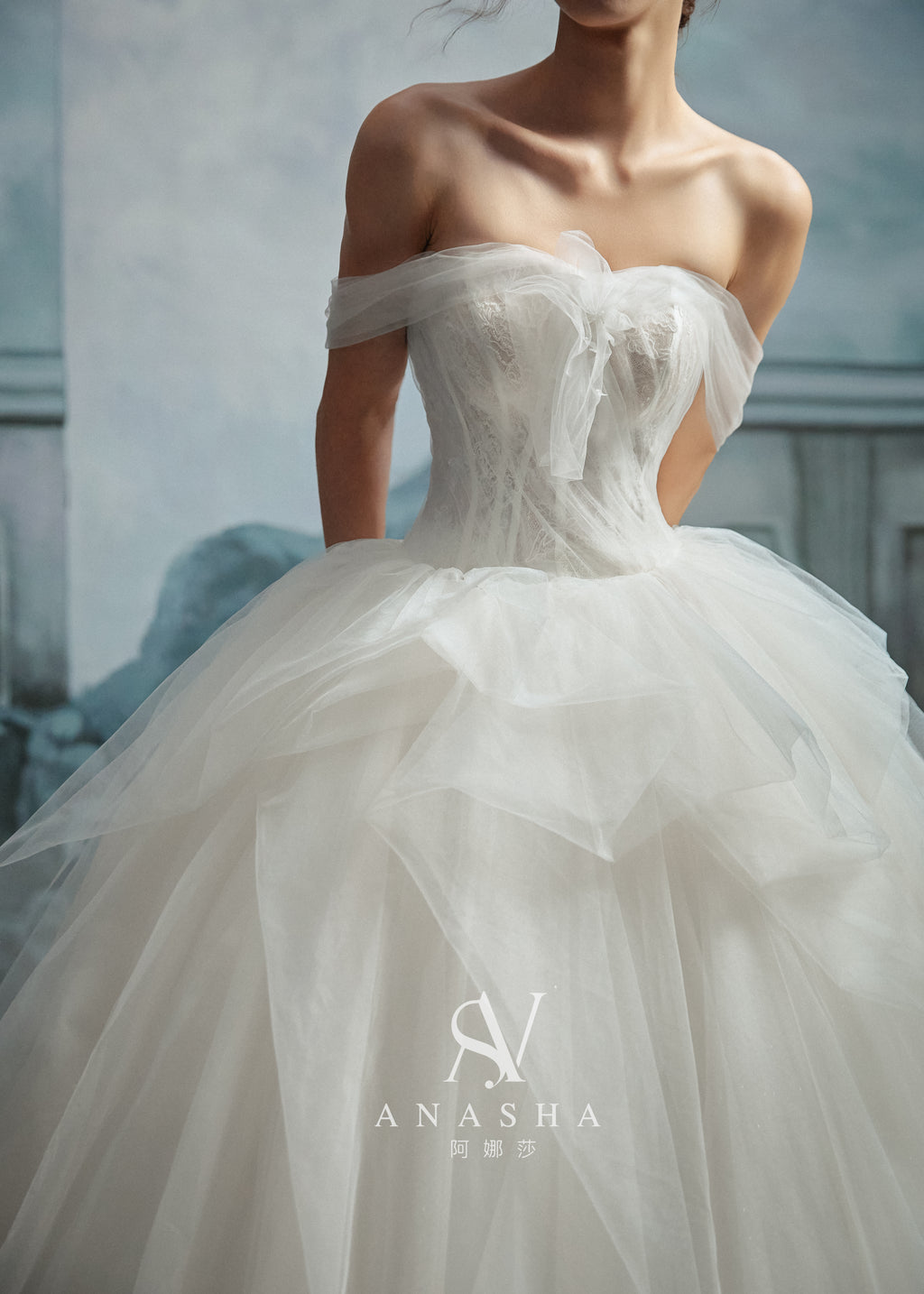 Abito da sposa etereo in tulle con scollo a spalle scoperte, gonna ampia, strascico a cattedrale e corpetto in pizzo