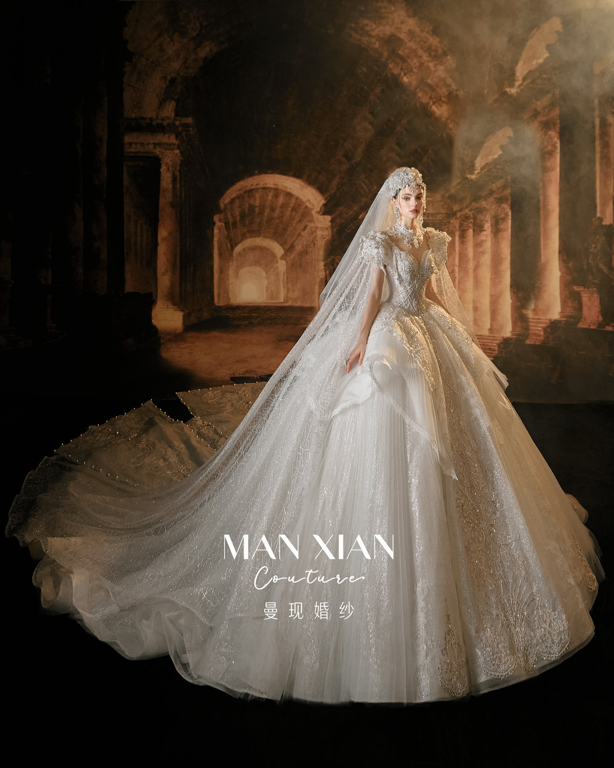 Abito da sposa principesco di lusso con pizzo perline, strascico a cattedrale e scollo a illusione