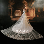 Abito da sposa sirena di lusso con perline, mantella staccabile e scollo a spalle scoperte con frange