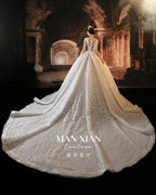 Vestido de Noiva Luxuoso com Contas de Cristal, Saia Rodada, Decote Ilusão e Cauda Catedral