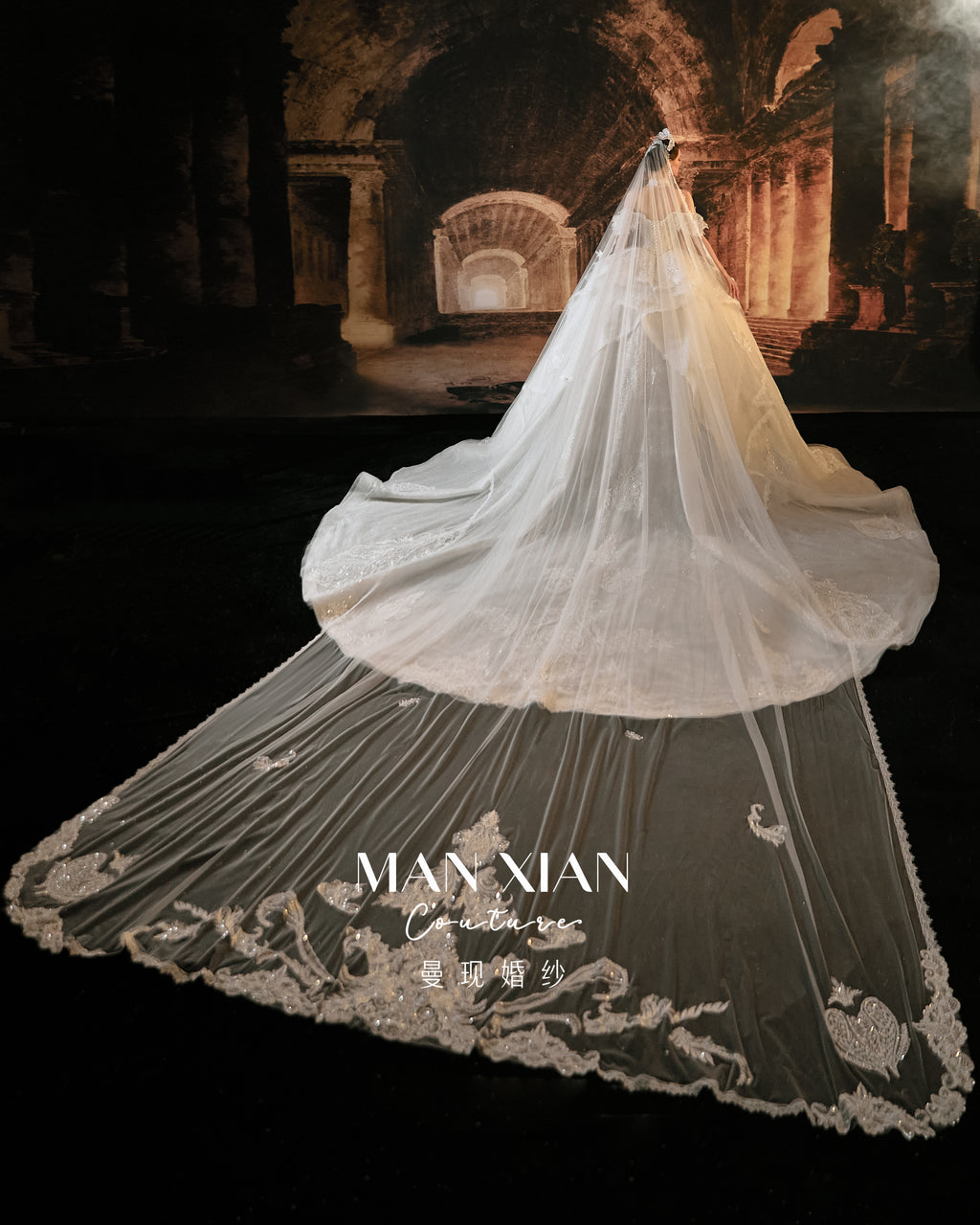 Abito da sposa principesco con scollo a spalle scoperte, balze, strascico a cattedrale e colletto vistoso