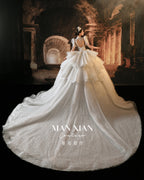 Robe de mariée à col montant scintillante avec traîne cathédrale