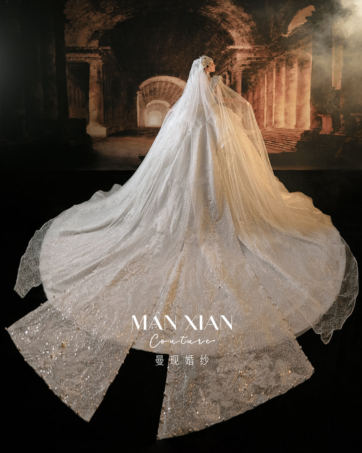 Abito da sposa principesco di lusso con pizzo perline, strascico a cattedrale e scollo a illusione