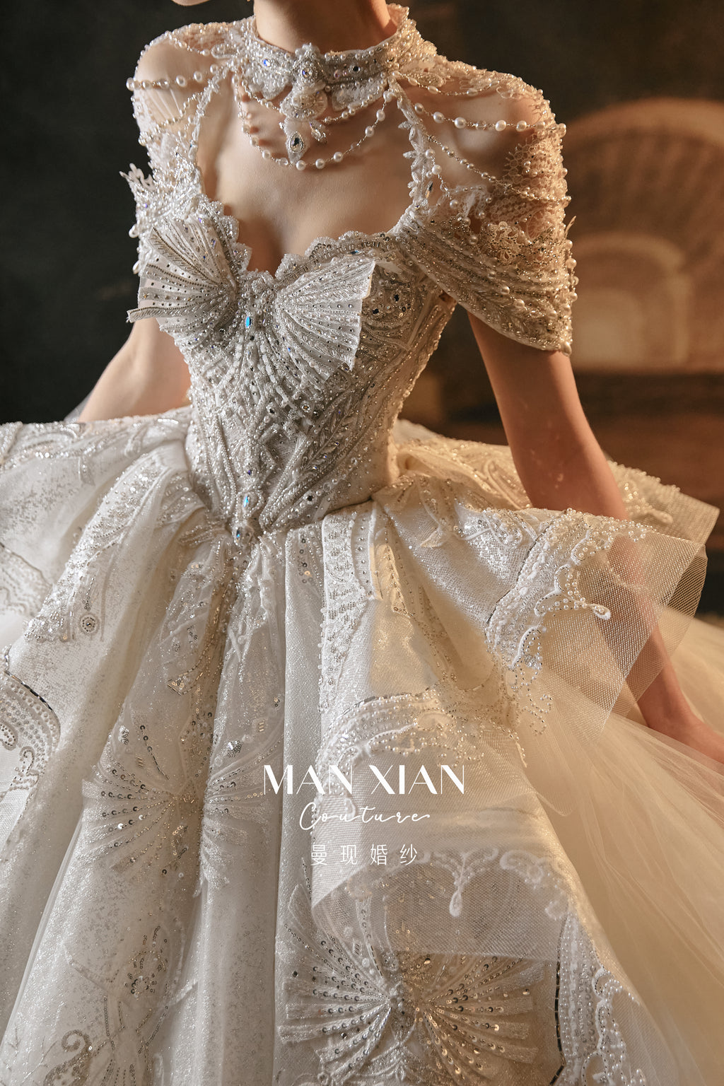 Abito da sposa Regale con scollo a barca, perline, gonna a palloncino, strascico a cattedrale e colletto vistoso
