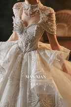 Abito da sposa Regale con scollo a barca, perline, gonna a palloncino, strascico a cattedrale e colletto vistoso
