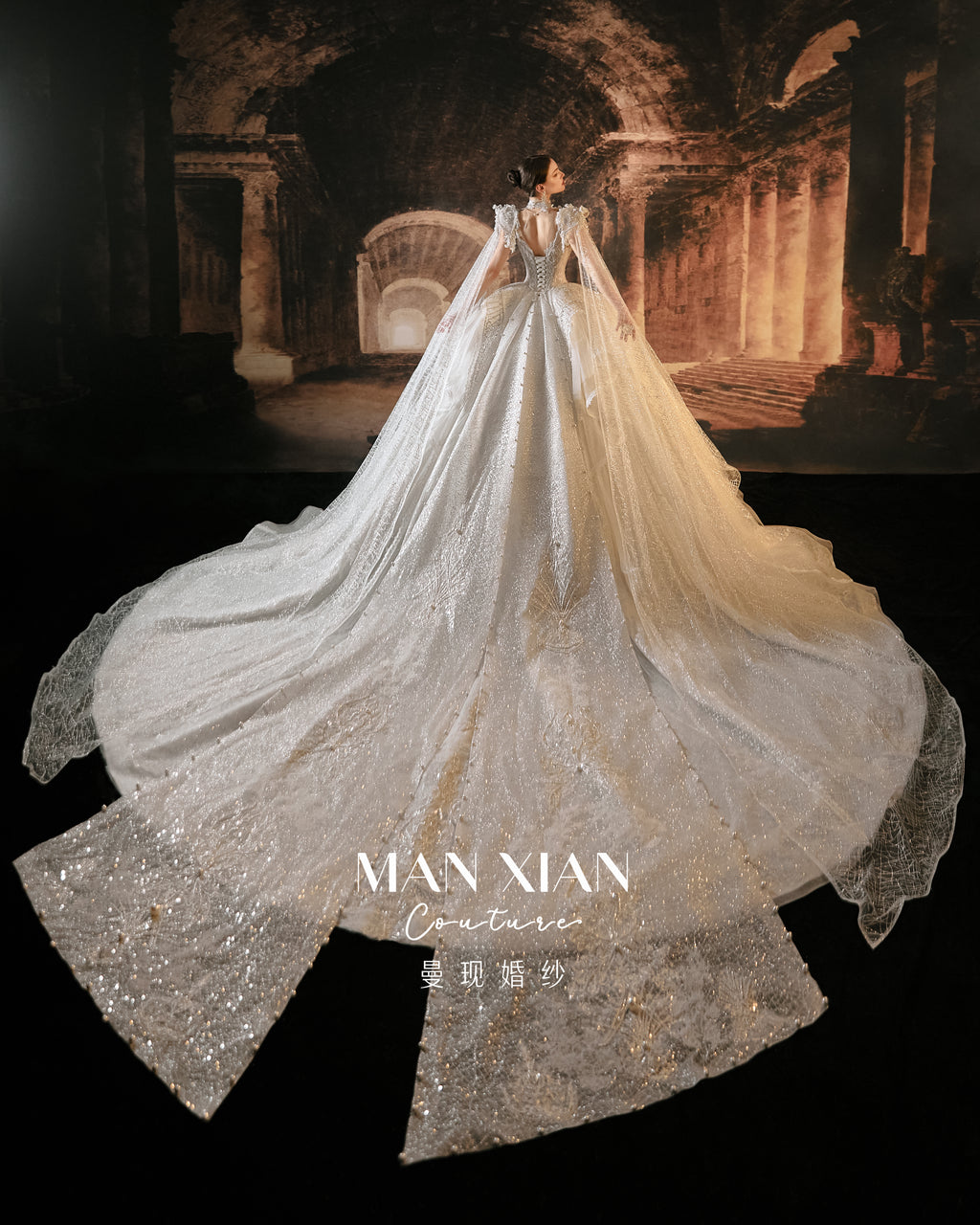 Abito da sposa principesco di lusso con pizzo perline, strascico a cattedrale e scollo a illusione