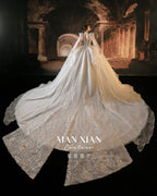 Abito da sposa principesco di lusso con pizzo perline, strascico a cattedrale e scollo a illusione
