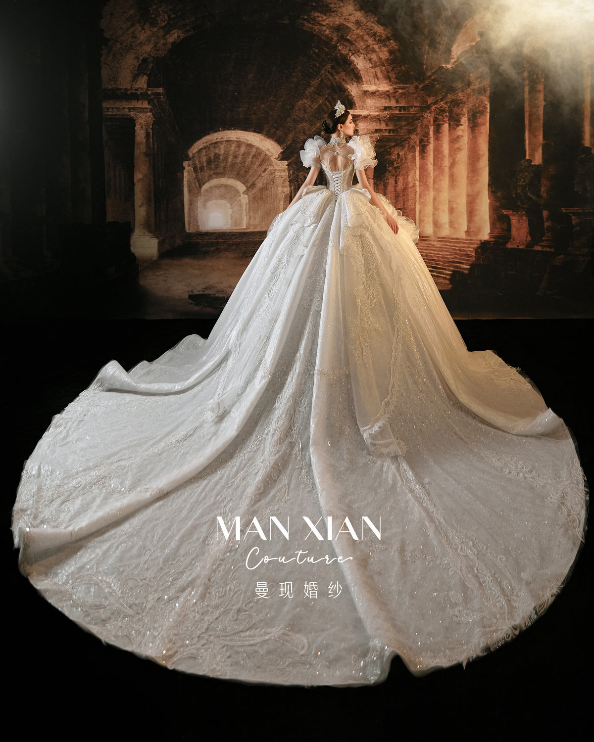 Abito da sposa a palloncino con maniche a sbuffo, perline, gonna ampia, strascico a cattedrale e scollo a illusione