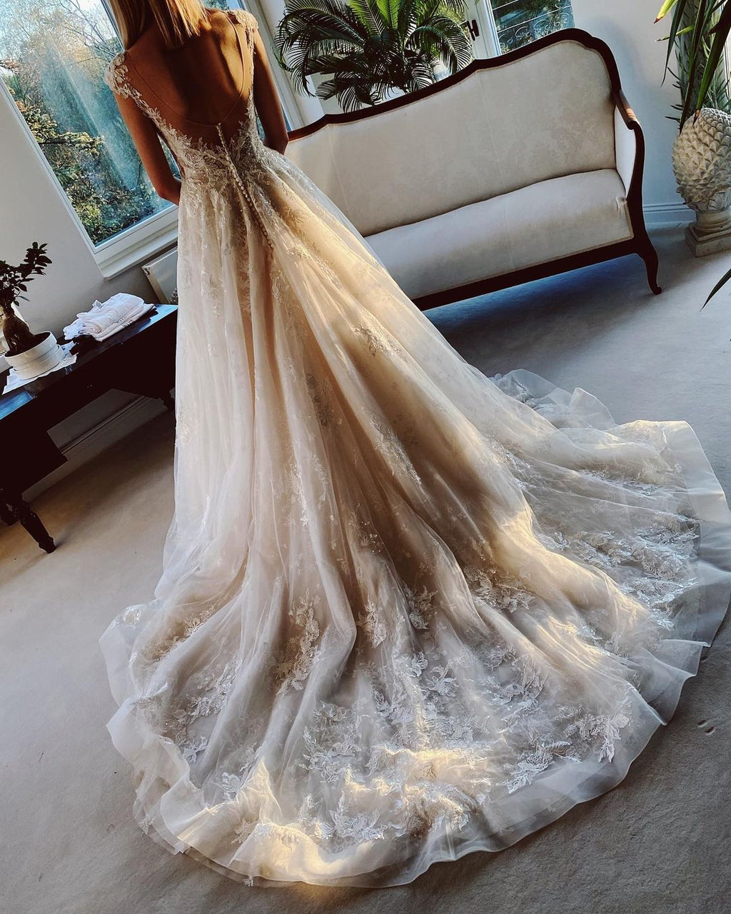 Vestido de novia largo de corte A con apliques de encaje, espalda descubierta y cola de iglesia