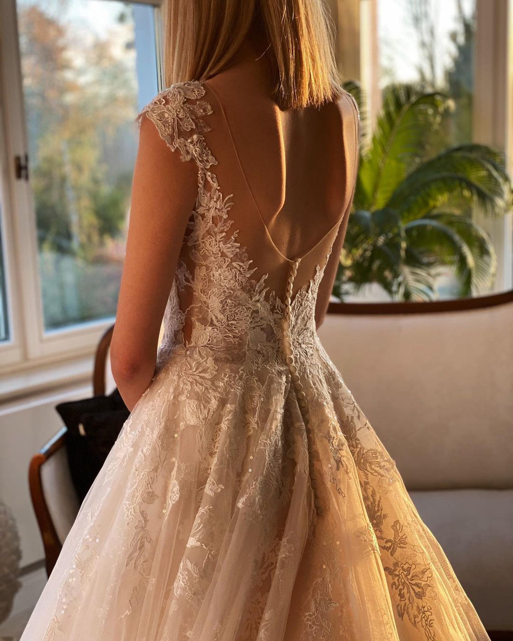Vestido de novia largo de corte A con apliques de encaje, espalda descubierta y cola de iglesia