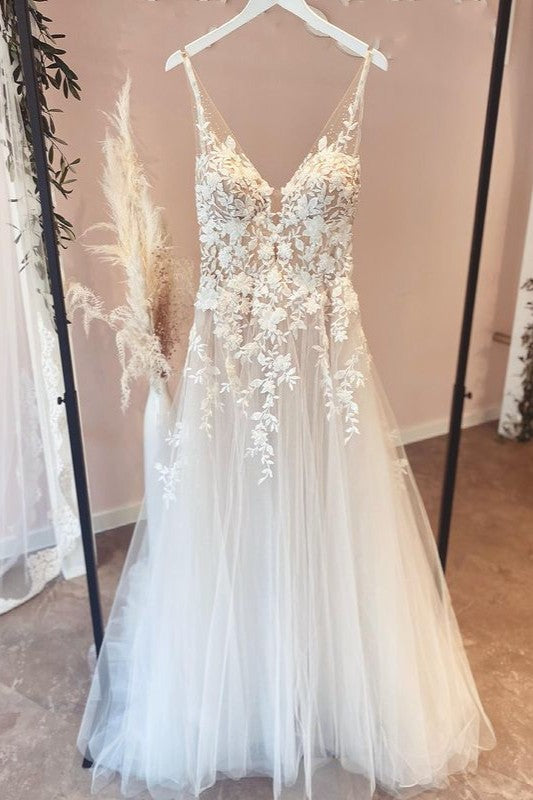 Vestidos de novia largos de corte A con apliques de encaje y tirantes finos con escote en forma de corazón de tul