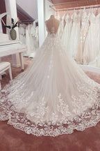 Abito da sposa lungo a linea ad A con applicazioni in pizzo e scollo a cuore in tulle