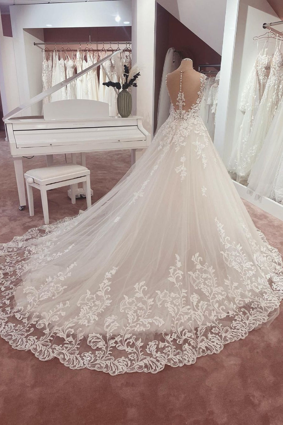 Abito da sposa lungo a linea ad A con applicazioni in pizzo e scollo a cuore in tulle