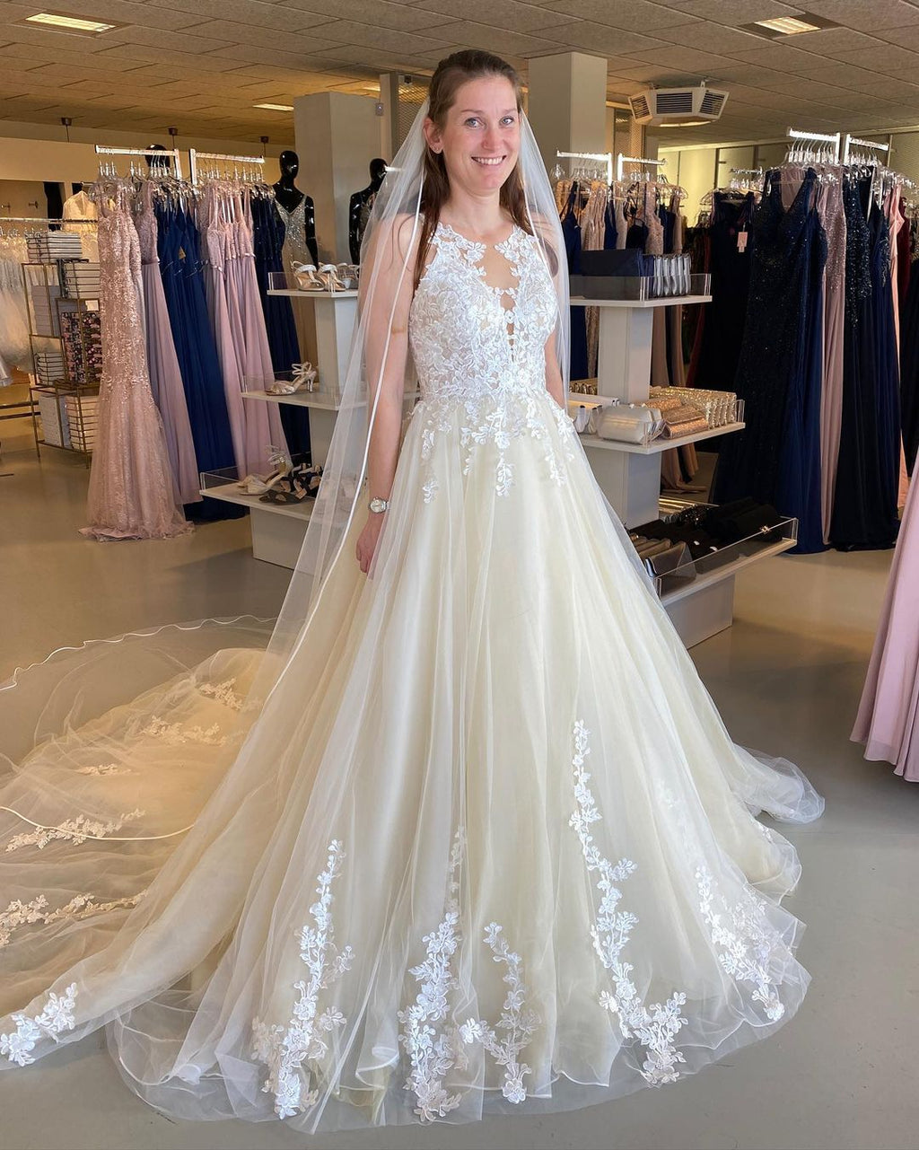 Vestido de novia largo de corte A con apliques de encaje, tul y volantes, espalda descubierta