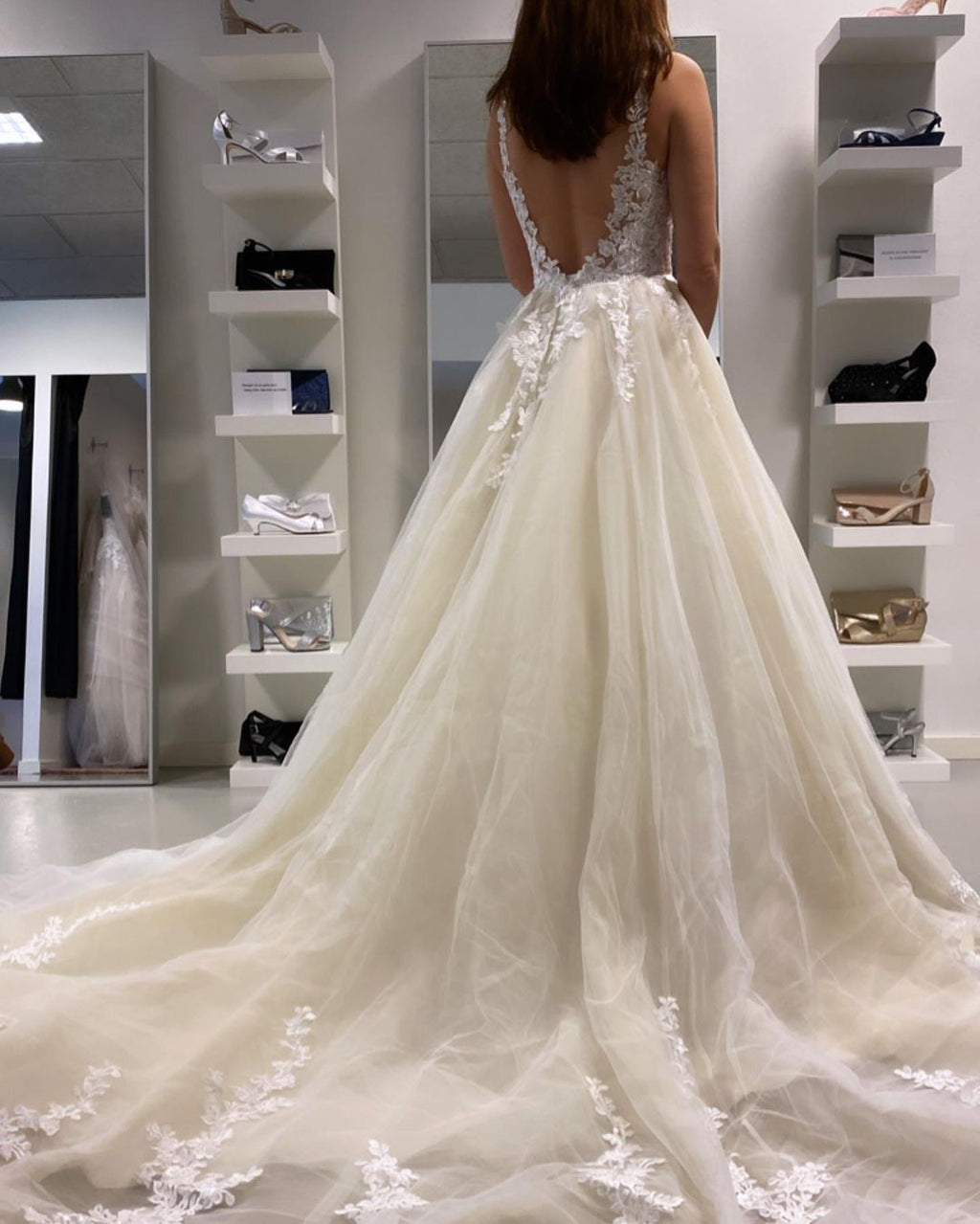 Vestido de novia largo de corte A con apliques de encaje, tul y volantes, espalda descubierta